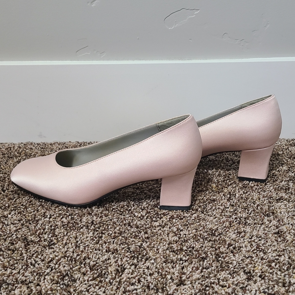 Classic Block Heel Pumps in Blush Pink - Picture 5 of 7